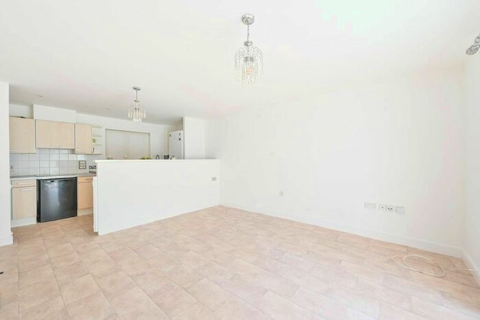 3 Bedroom Flat To Rent In Granite Apartments, Stratford, London, E15