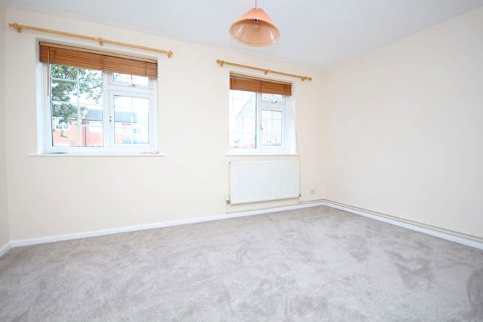 1 Bedroom Flat To Rent In Hazelhurst Crescent, Horsham, RH12