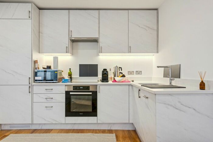 2 Bedroom Flat To Rent In Binns Road, Turnham Green, W4