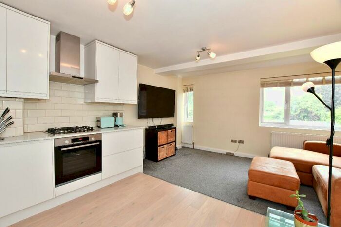 1 Bedroom Flat To Rent In Chingford Avenue, E4