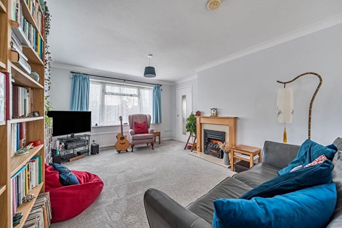 3 Bedroom Semi-Detached House For Sale In Sutton Close, Cowplain, Waterlooville, PO8