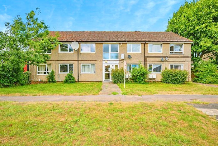 2 Bedroom Flat For Sale In Hewitt Close, Wheathampstead, St. Albans, AL4