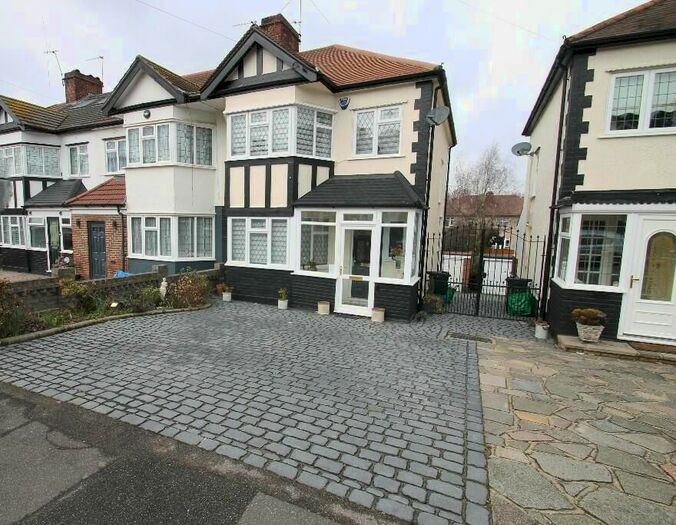 3 Bedroom Property To Rent In Westview Drive, Woodford Green, IG8