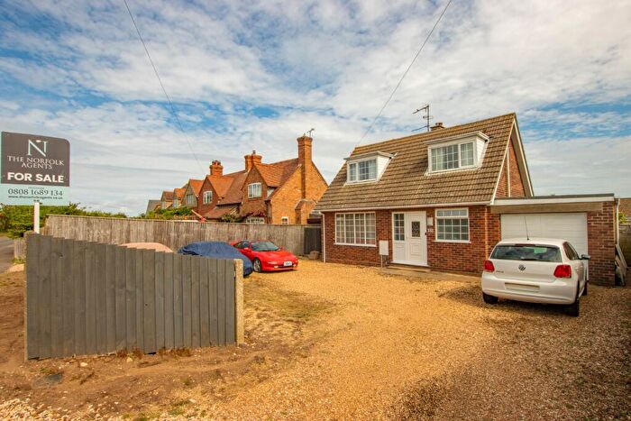 2 Bedroom Chalet For Sale In Lamsey Lane, Heacham, PE31