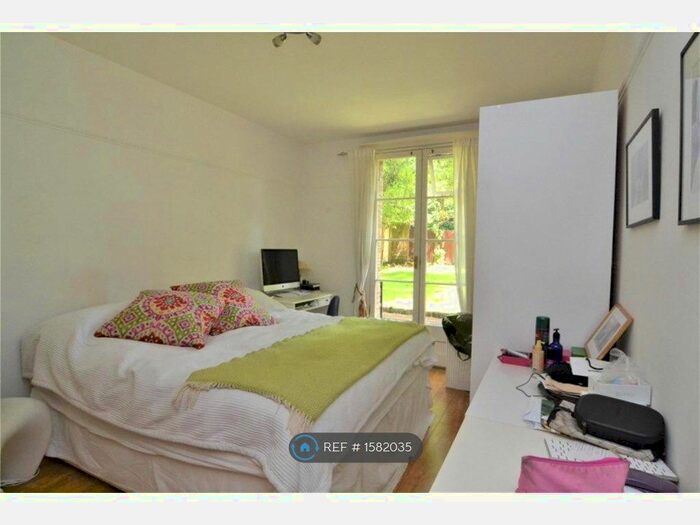 3 Bedroom Flat To Rent In The Barons, Richmond, TW1