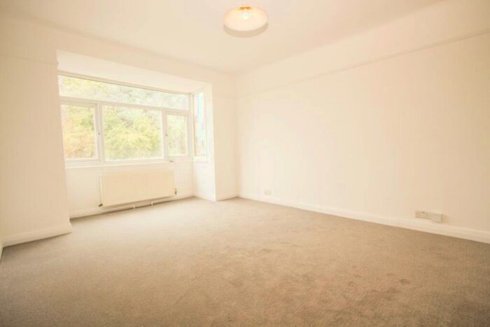 3 Bedroom Duplex To Rent In Great North Way, Hendon, NW4