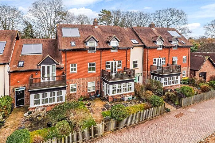 2 Bedroom Flat For Sale In Merritts Meadow, Petersfield, Hampshire, GU31