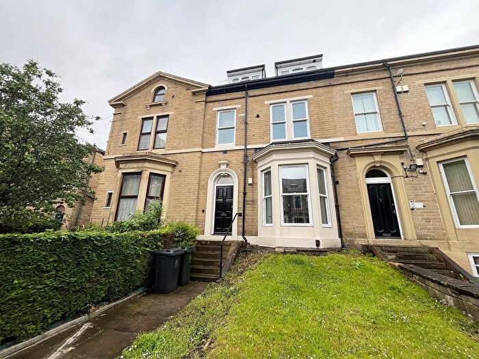 2 Bedroom Flat To Rent In Ashgrove, Bradford, BD7