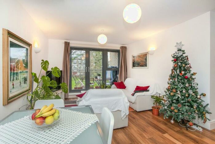 2 Bedroom Flat To Rent In Station Road New Barnet, EN5