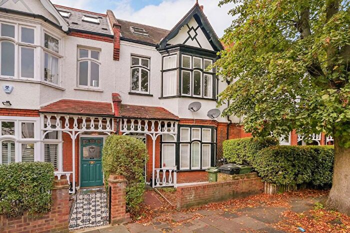3 Bedroom Flat To Rent In Fernwood Avenue, Streatham, SW16