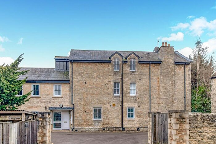 2 Bedroom Penthouse To Rent In Garth Court, Bicester, OX26