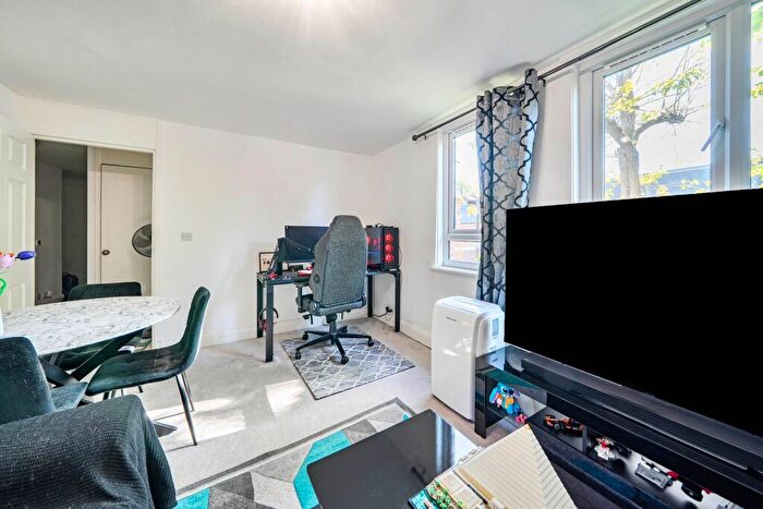 1 Bedroom Flat For Sale In Langdale Close, Elephant And Castle, London, SE17