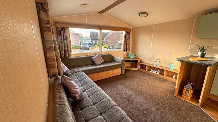 3 Bedroom Mobile/park Home For Sale In Carlton, Saxmundham, IP17