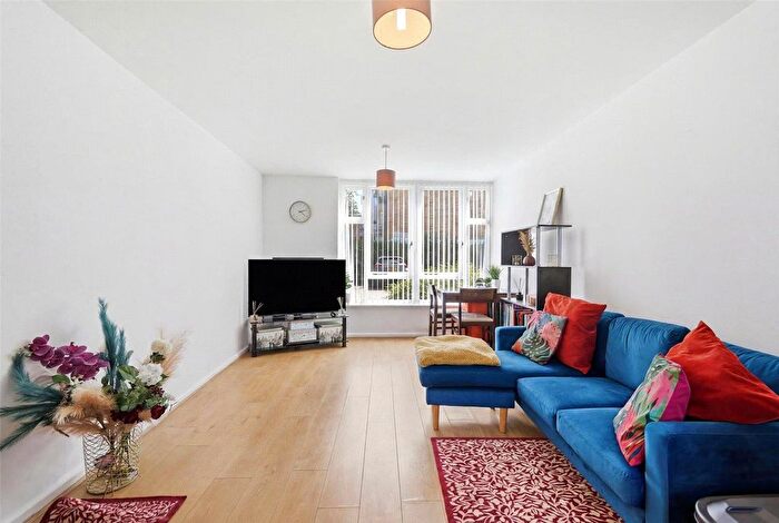 1 Bedroom Flat For Sale In Grimsby Grove, London, E16