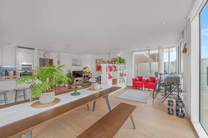 3 Bedroom Flat To Rent In Devan Grove, Woodberry Down, N4