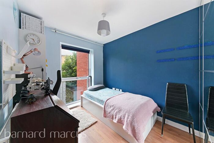 2 Bedroom Flat For Sale In Felnex Avenue, Wallington, SM6