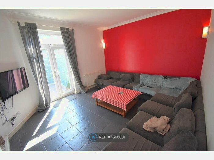 10 Bedroom End Of Terrace House To Rent In London Road, Reading, RG1