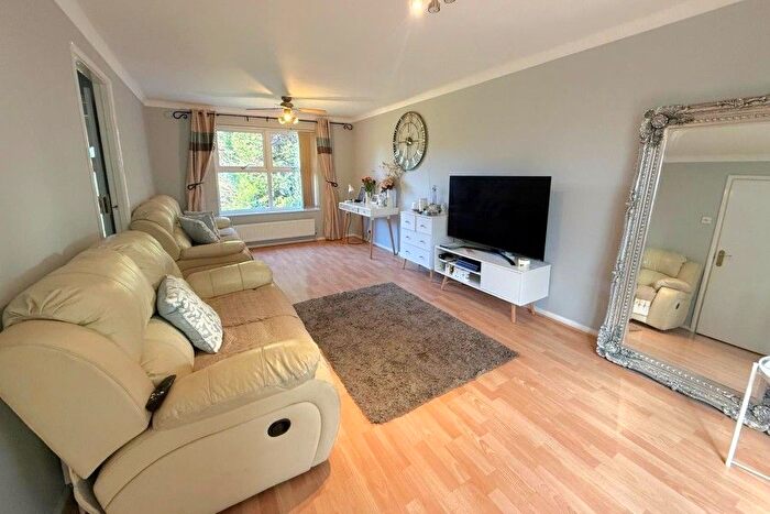 3 Bedroom Detached House To Rent In Walton On Thames, Surrey, KT12