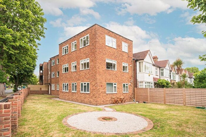 2 Bedroom Flat To Rent In Cavendish Road, Chiswick, W4
