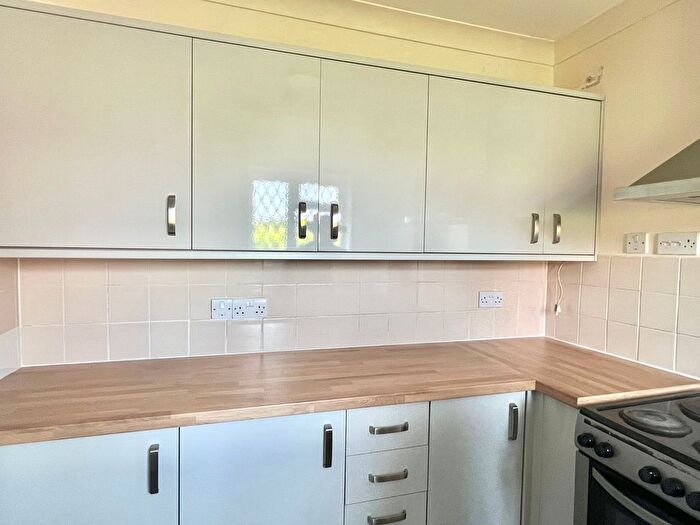 4 Bedroom Flat To Rent In Villiers Close, Surbiton, KT5