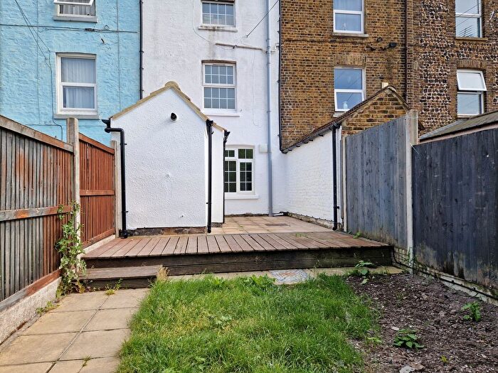 2 Bedroom Flat To Rent In Tower Hill, Dover, CT17