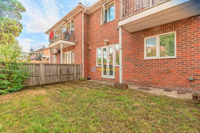 2 Bedroom Flat To Rent In Meadowbrook Close, Colnbrook, SL3