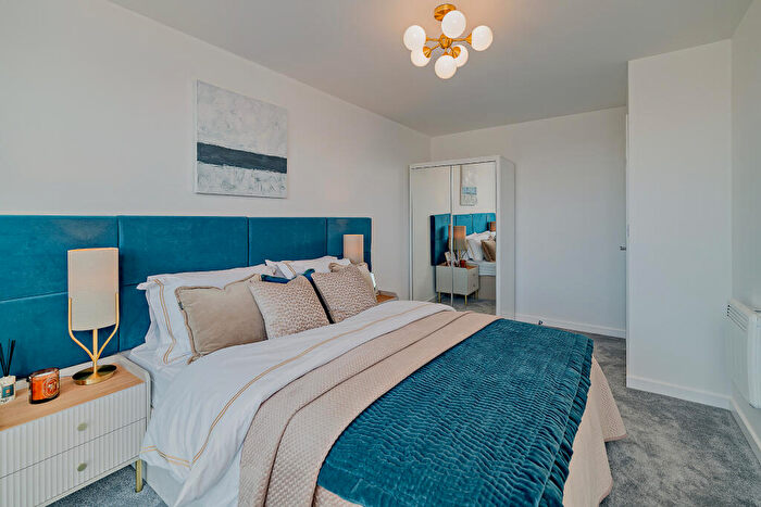 1 Bedroom Apartment For Sale In Crete Hall Road, Northfleet, Gravesend, DA11