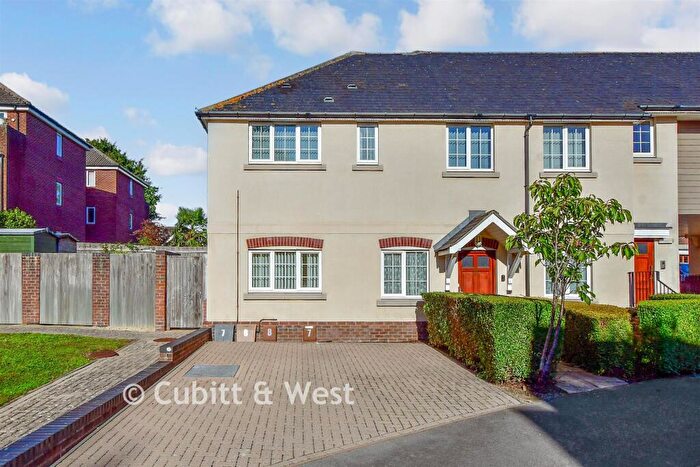2 Bedroom Ground Maisonette For Sale In London Road, Waterlooville, Hampshire, PO7