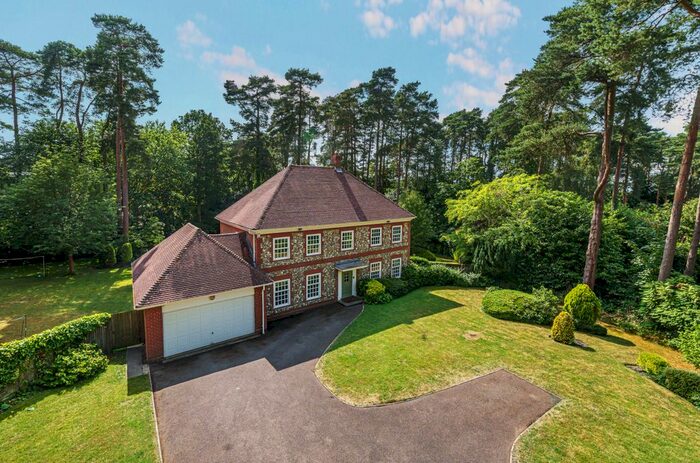 5 Bedroom Detached House For Sale In Sparrowhawk Close, Ewshot, Farnham, Hampshire, GU10