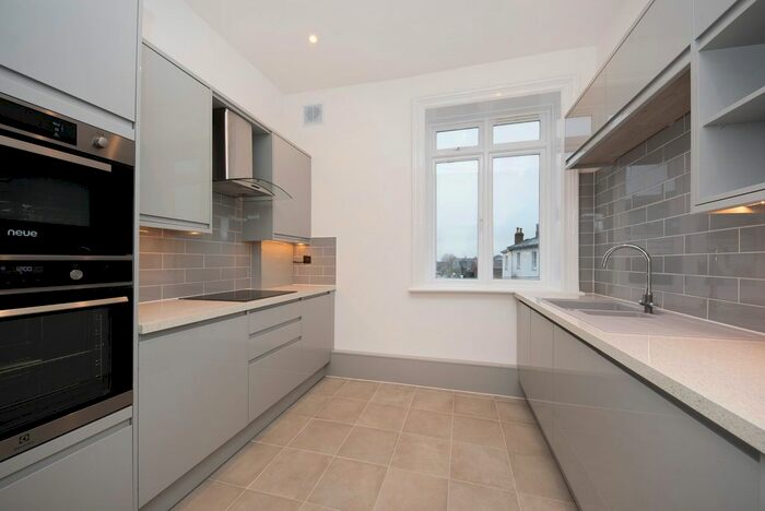 2 Bedroom Flat To Rent In Lauriston Road, London, SW19