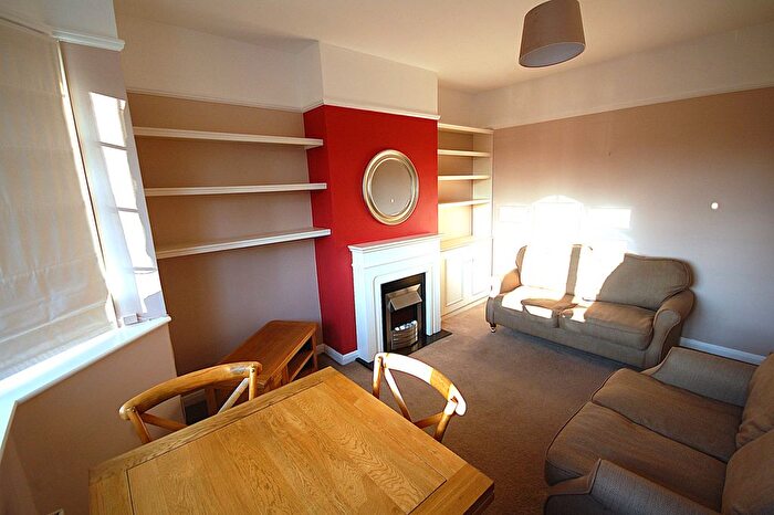 2 Bedroom Flat To Rent In Harvard Road, Isleworth, TW7