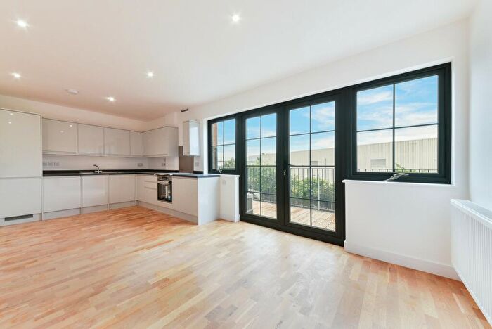 2 Bedroom Flat To Rent In Courtyard Apartments, Stafford Road, CR0