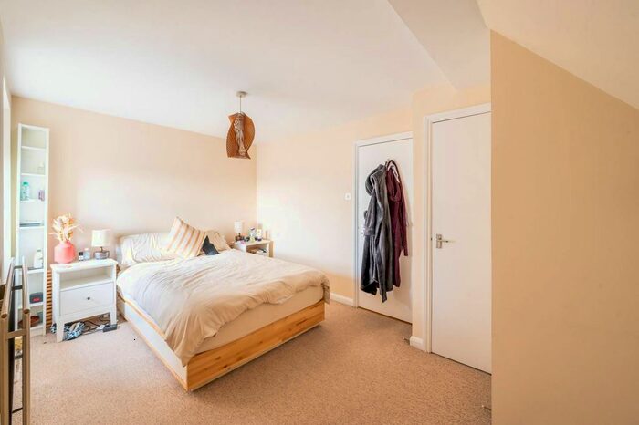 1 Bedroom Flat To Rent In Clapham Common Southside, Clapham Common South Side, London, SW4