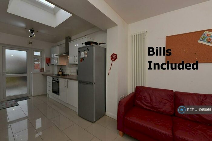 5 Bedroom Semi-Detached House To Rent In Benbrick Road, Guildford, GU2