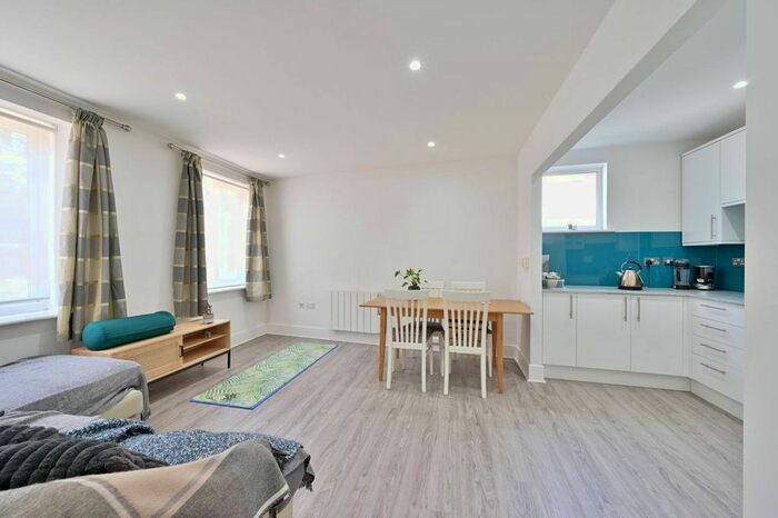 2 Bedroom Flat To Rent In Garratt Lane, Wandsworth, London, SW18