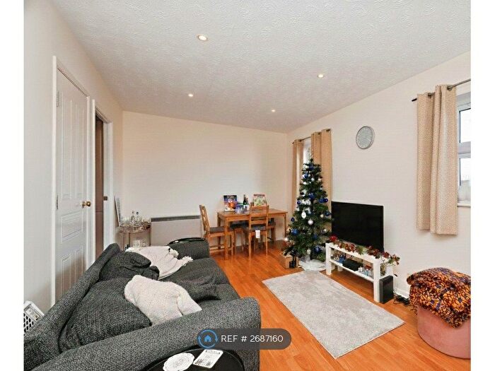 2 Bedroom Flat To Rent In Mitre Court, Hertford, SG14
