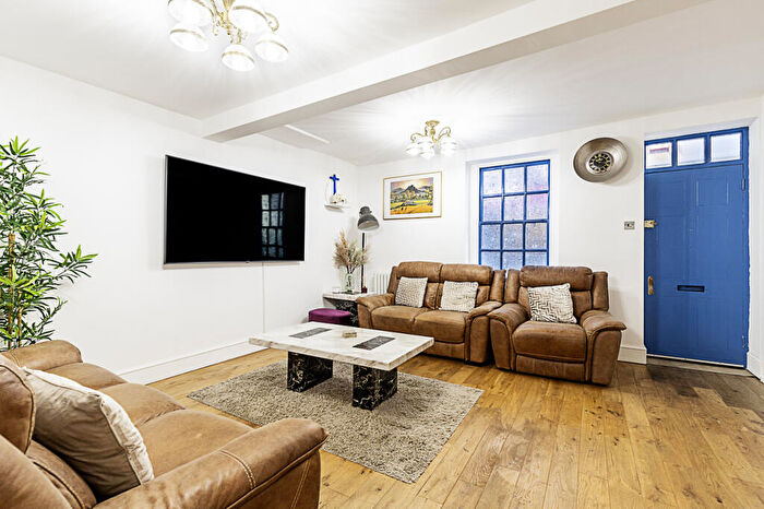 4 Bedroom House To Rent In Artillery Passage, London, E1