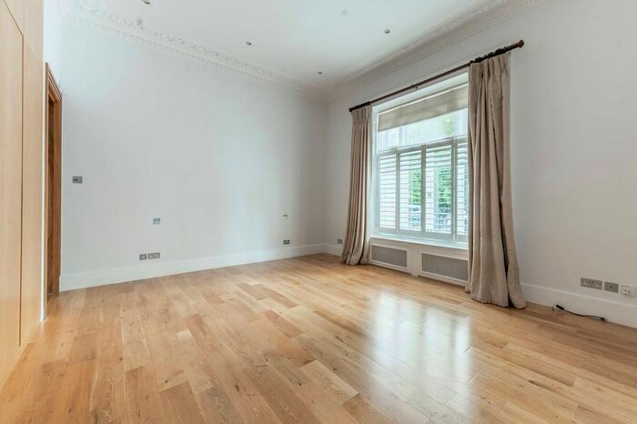 3 Bedroom Flat To Rent In Onslow Square, South Kensington, London, SW7