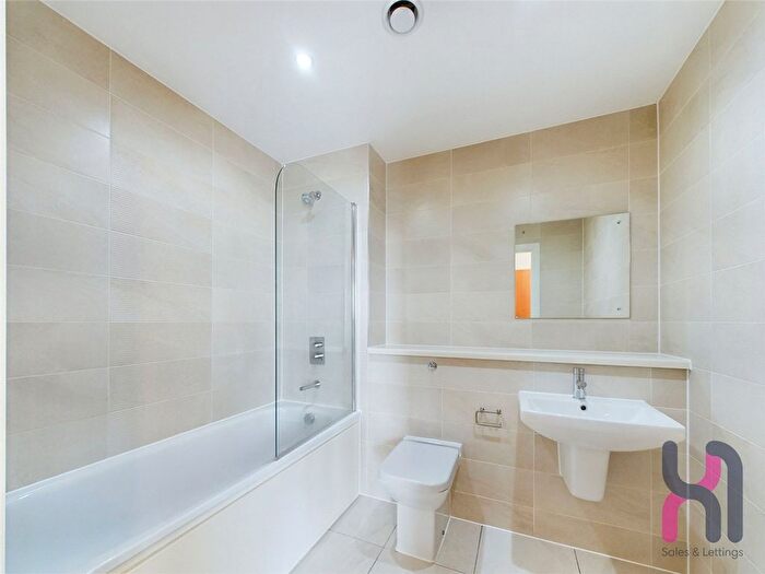 2 Bedroom Flat To Rent In Michigan Point Tower B, Michigan Avenue, M50