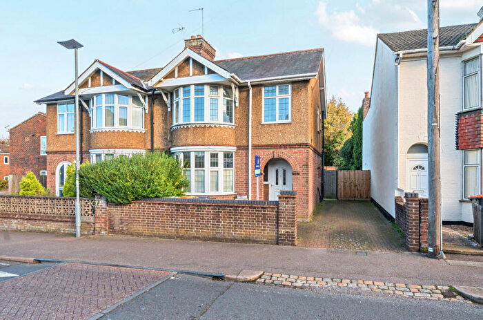 3 Bedroom Semi Detached House For Sale In Great Northern Road, Dunstable, Bedfordshire, LU5