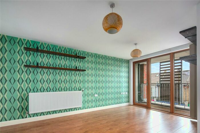 2 Bedroom Flat To Rent In Oberon Court, East Ham, London, E6