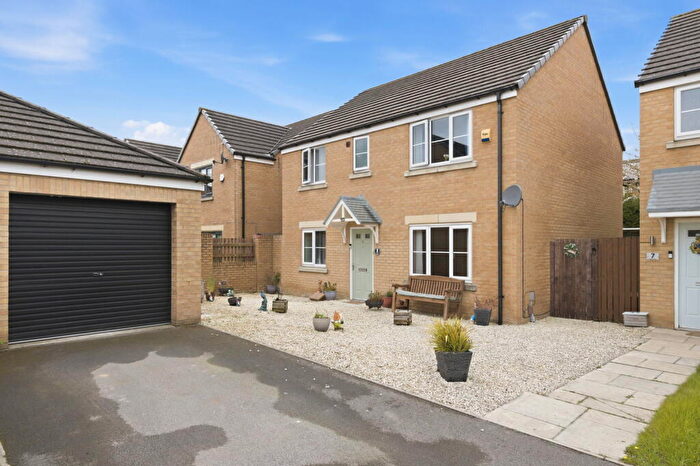 4 Bedroom Detached House For Sale In Aspen Way, Whinmoor, Leeds, LS14