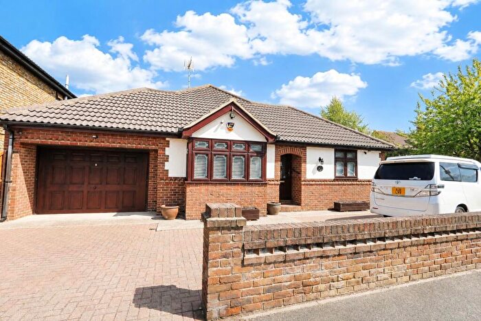 3 Bedroom Detached Bungalow For Sale In Hardys Way, Canvey Island, Essex, SS8