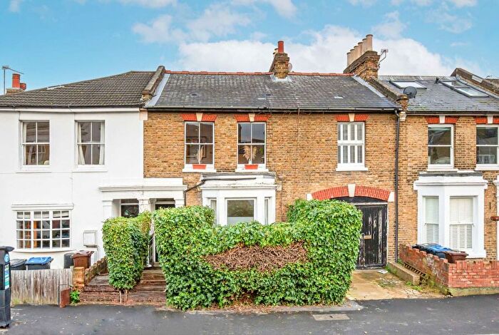 3 Bedroom Flat To Rent In Gladstone Road, London, SW19