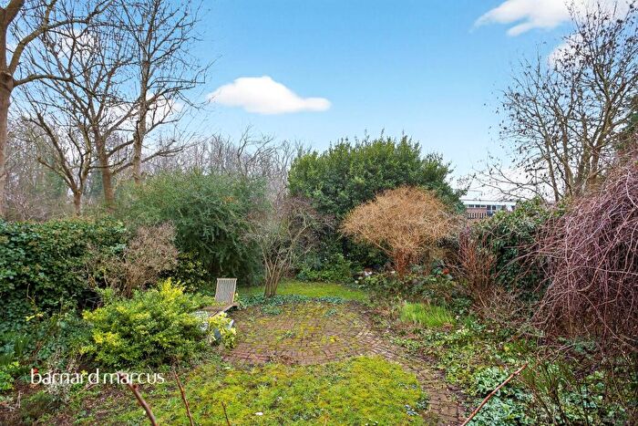 2 Bedroom Apartment For Sale In Dukes Avenue, London, N10