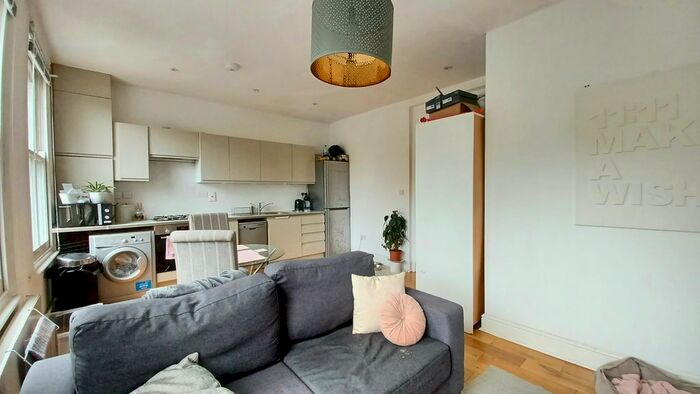 2 Bedroom Flat To Rent In Hartham Road, Islington, N7
