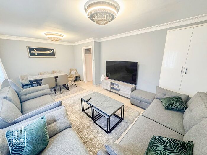 3 Bedroom Flat To Rent In Templeton Road, Haringey, N15