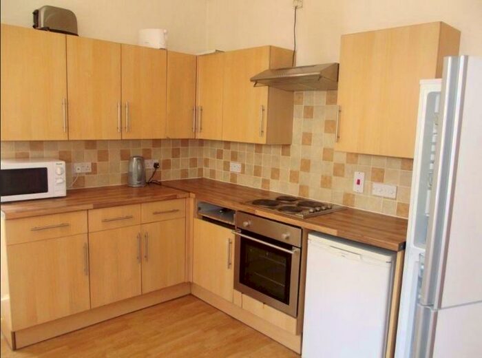 6 Bedroom Semi-Detached House To Rent In Devonshire Road, SO15