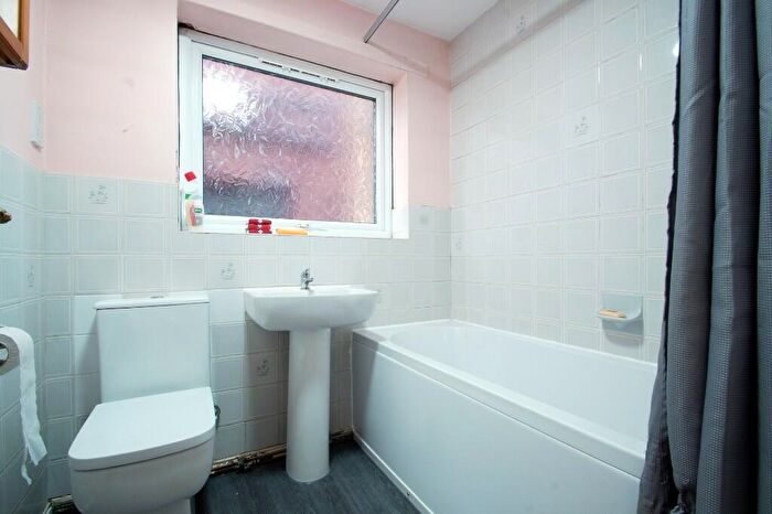 1 Bedroom Apartment For Sale In Glengarth, Uppermill, OL3