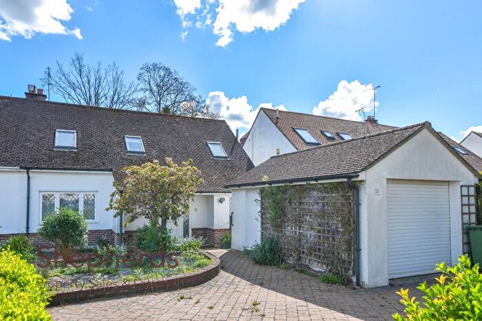 4 Bedroom Semi-Detached House For Sale In Rosehill Close, Hoddesdon, EN11